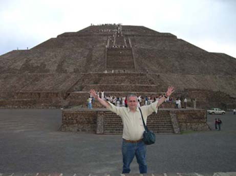 TOMANDO ENERGIA EN LA PIRÁMIDE DEL SOL. MÉXICO