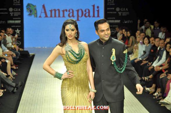 Nargis Fakhri IIJW Hot 2012 - (7) - Nargis Fakhri IIJW 2012 Hot Pics