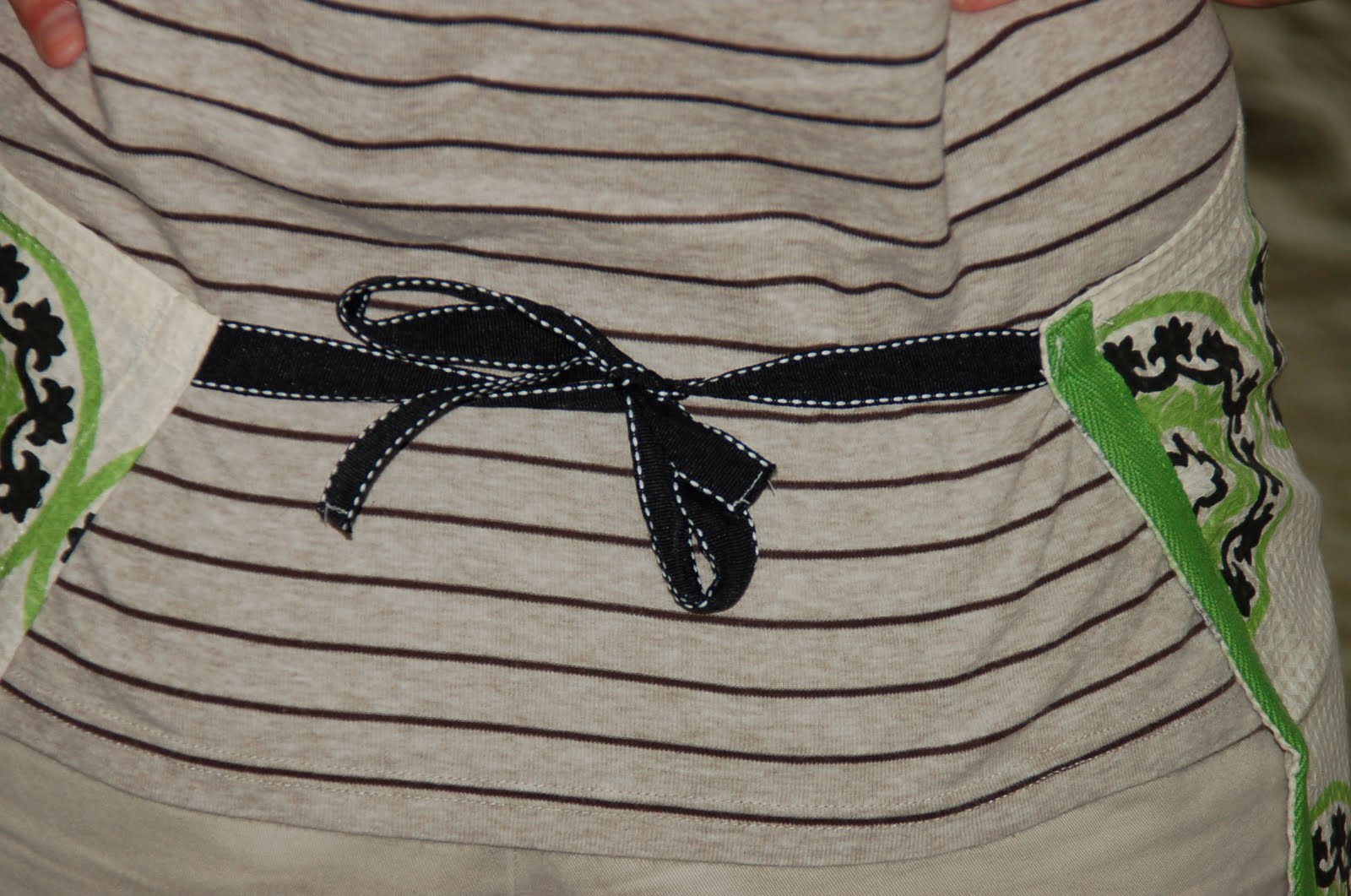 Thrifty Finds and Redesigns DIY From Dish Towel to Waist Apron