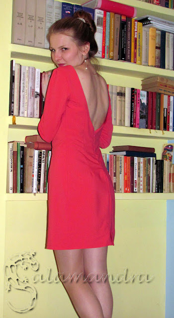 malinowa sukienka ołówkowa