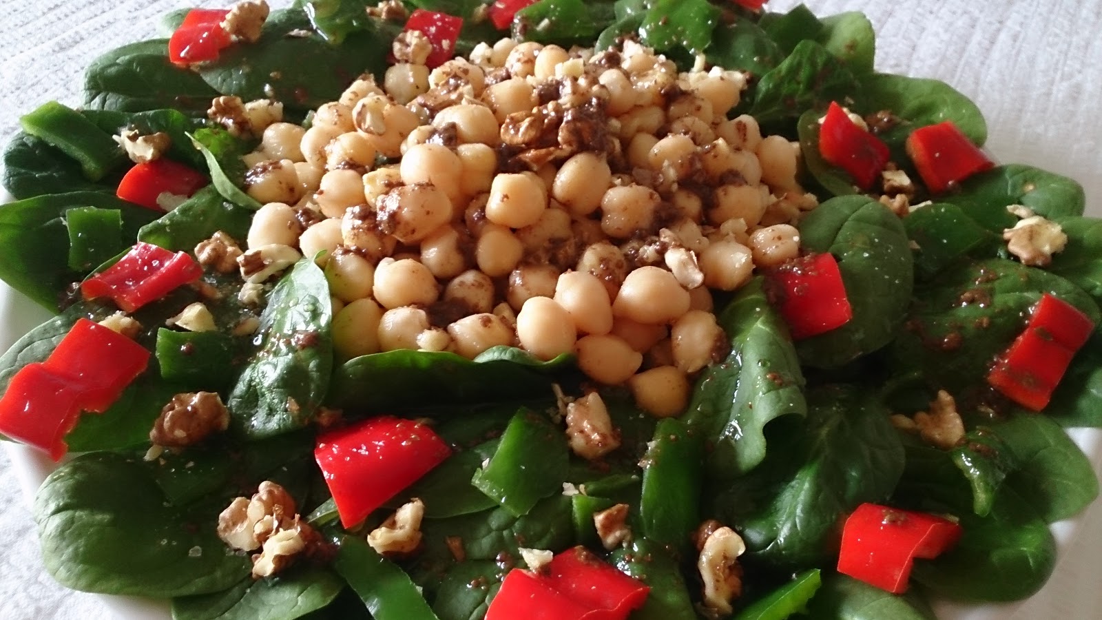 Fácil y Sano Ensalada de Garbanzos y Espinacas con Vinagreta de mostaza