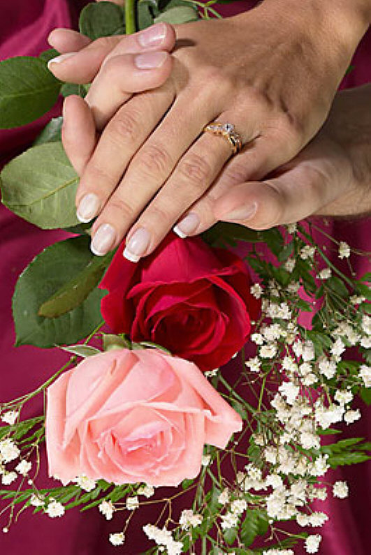13000 பதிவுகளைக் கடந்துள்ள ஈகரையின் இமயம் யினியவனுக்கு வாழ்த்துகள்! Man+and+woman+s+hands+above+pink+and+red+roses+uid+1180346
