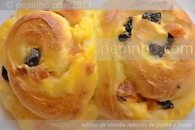 Rollitos de vainilla y crema con frutas confitadas y cobertura de queso