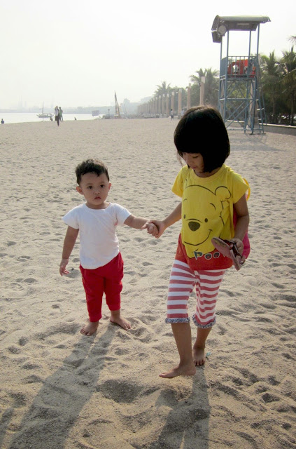 bermain di pantai ancol saat pagi hari