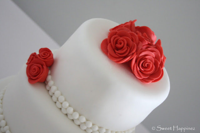 http://3.bp.blogspot.com/-W4AG6bH1Ss0/ViuqMqtRWwI/AAAAAAAAF0Q/Es3QphQsNbI/s640/Witte%2BTaart%2BRode%2BRozen%2B14.JPG