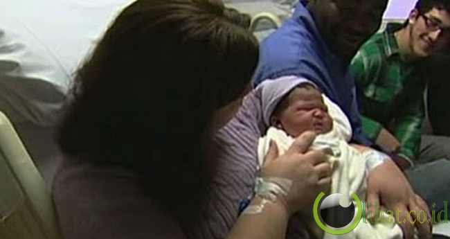 Bayi yang lahir jam 1:11 pada 01.11.2011 Bayi yang lahir jam 1:11 pada 01.11.2011