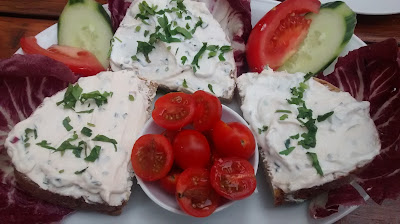 Kind liebt Erdbeeren Runzelfuesschen Wochenende in Bildern