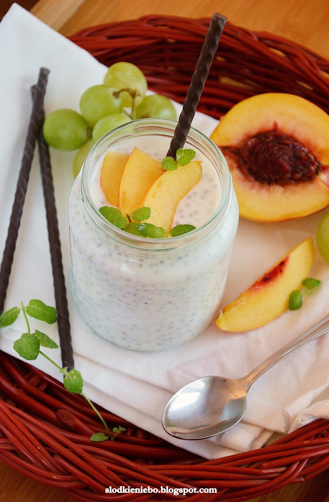 Słodkie Niebo Pudding z Chia z owocami i miętą (na płaski brzuch)