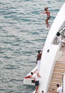 Beyonce Knowles wears a Red Bikini to celebrates her 32th birthday at Italy