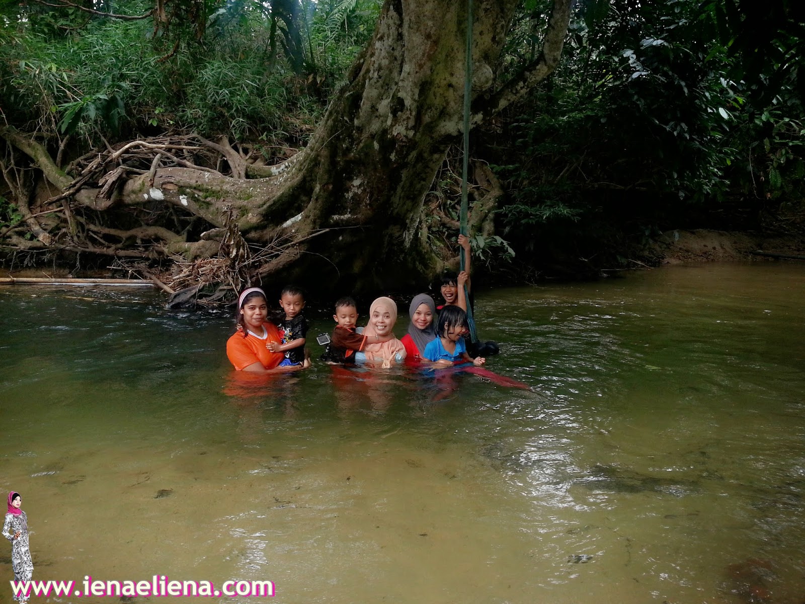 Mandi Sungai bersama keluarga