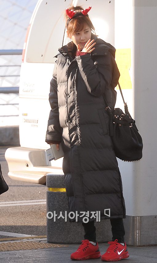 [PIC][24-12-2012]SNSD khởi hành đi Nhật Bản vào sáng nay + 8 thành viên đeo bờm giáng sinh trước sân bay + Sunny vắng mặt vì ốm %EA%B3%B5%ED%95%AD+(19)
