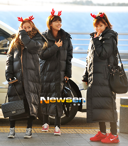 [PIC][24-12-2012]SNSD khởi hành đi Nhật Bản vào sáng nay + 8 thành viên đeo bờm giáng sinh trước sân bay + Sunny vắng mặt vì ốm %EA%B3%B5%ED%95%AD+(18)