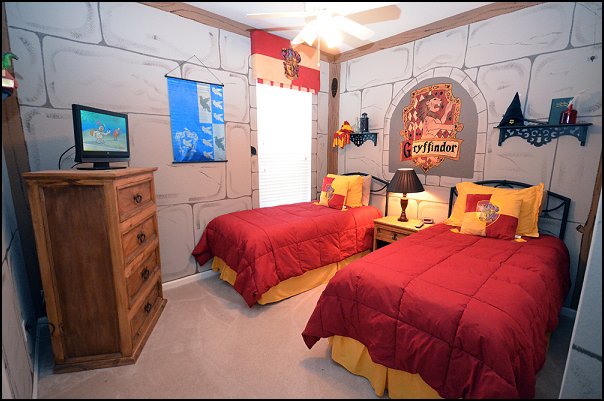 Turn Your Room Into The Hogwarts Dormitory Of Your Dreams