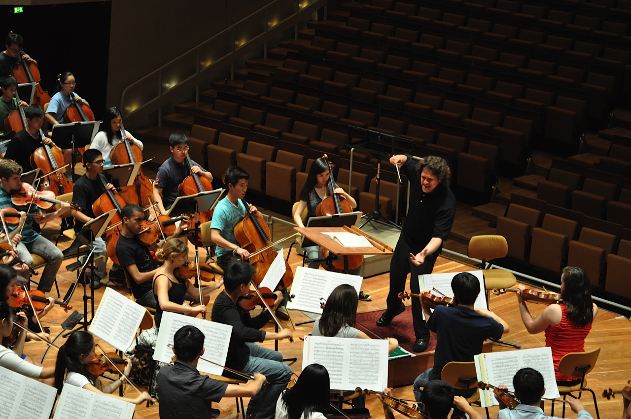 Donata Cabrera rehearses with the SFSYO at the Philharmonie (c) Oliver Theil/SFSYO