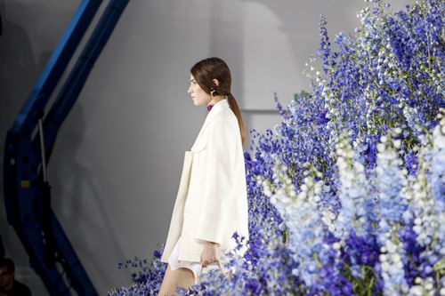 [Image: mua-hoa-oai-huong-o-dior-2016-4.jpg]