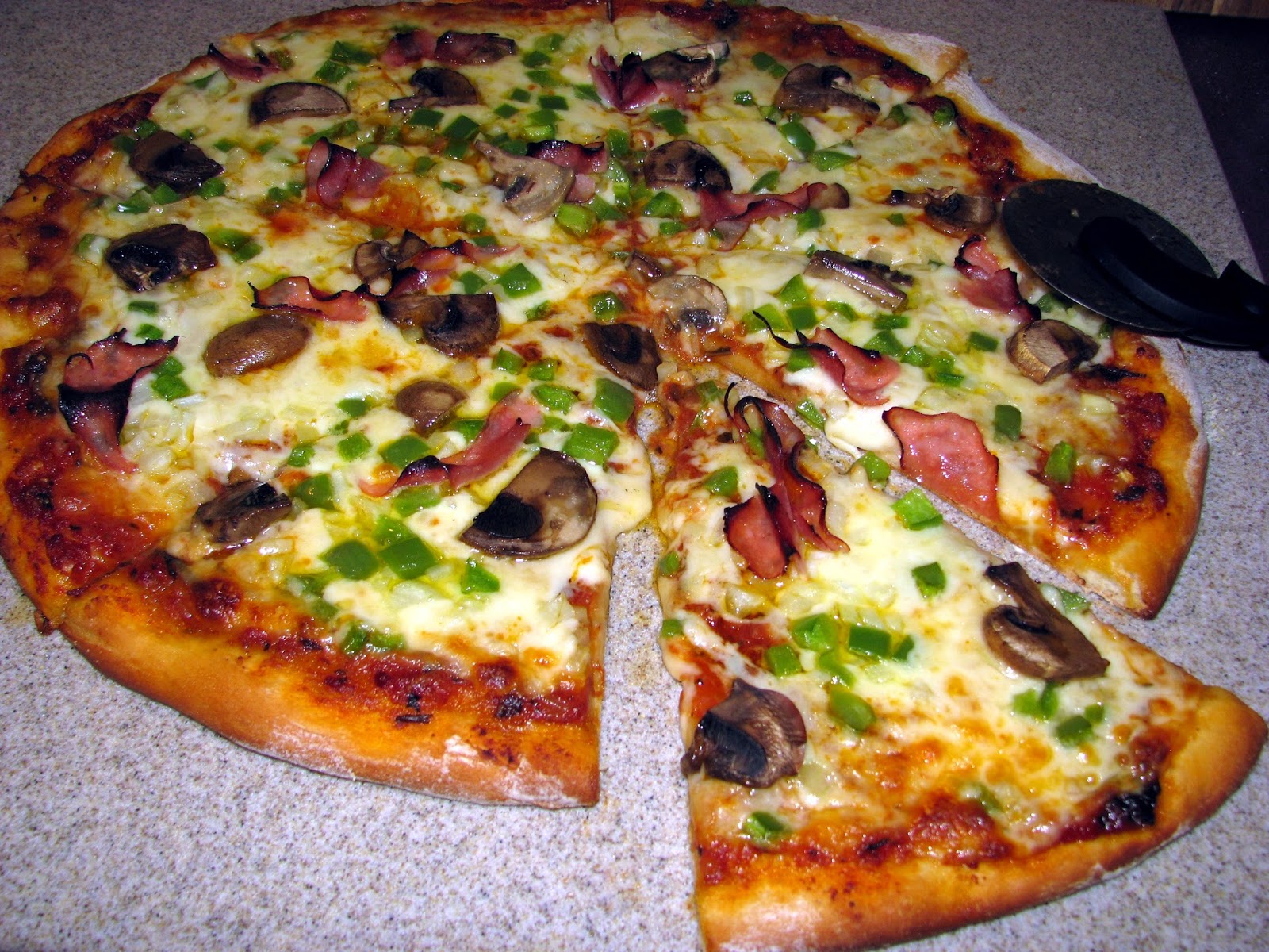 Mia Cucina Green Pepper, Onion, Mushroom and Ham Pizza
