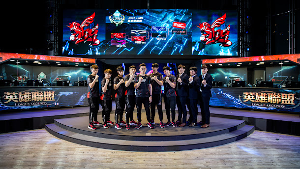 奮戰五局成功晉級的 ahq 賽後選手們興奮擊掌、擁抱慶祝。 奮戰五局成功晉級的 ahq 賽後選手們興奮擊掌、擁抱慶祝。