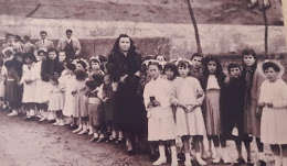 Lunes de Aguas. Dª María, la maestra y sus alumnas.