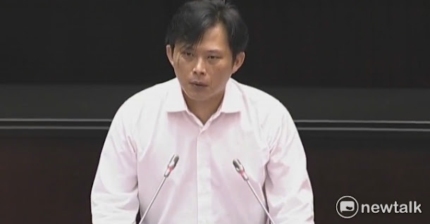 時代力量主席黃國昌表示,劉曉波病逝,希望感召更多中國公民起身抗暴,終結中共的暴行,讓人權的花朵,綻放在中國的土地之上。 時代力量主席黃國昌表示,劉曉波病逝,希望感召更多中國公民起身抗暴,終結中共的暴行,讓人權的花朵,綻放在中國的土地之上。