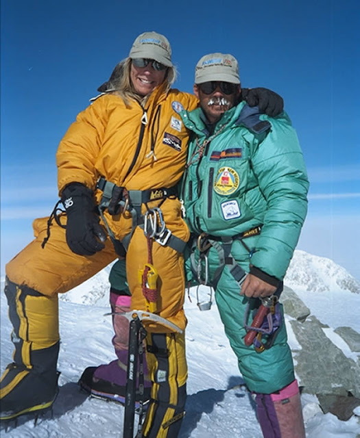 Dua Orang Pertama yang berhasil menaklukkan gunung Everest
