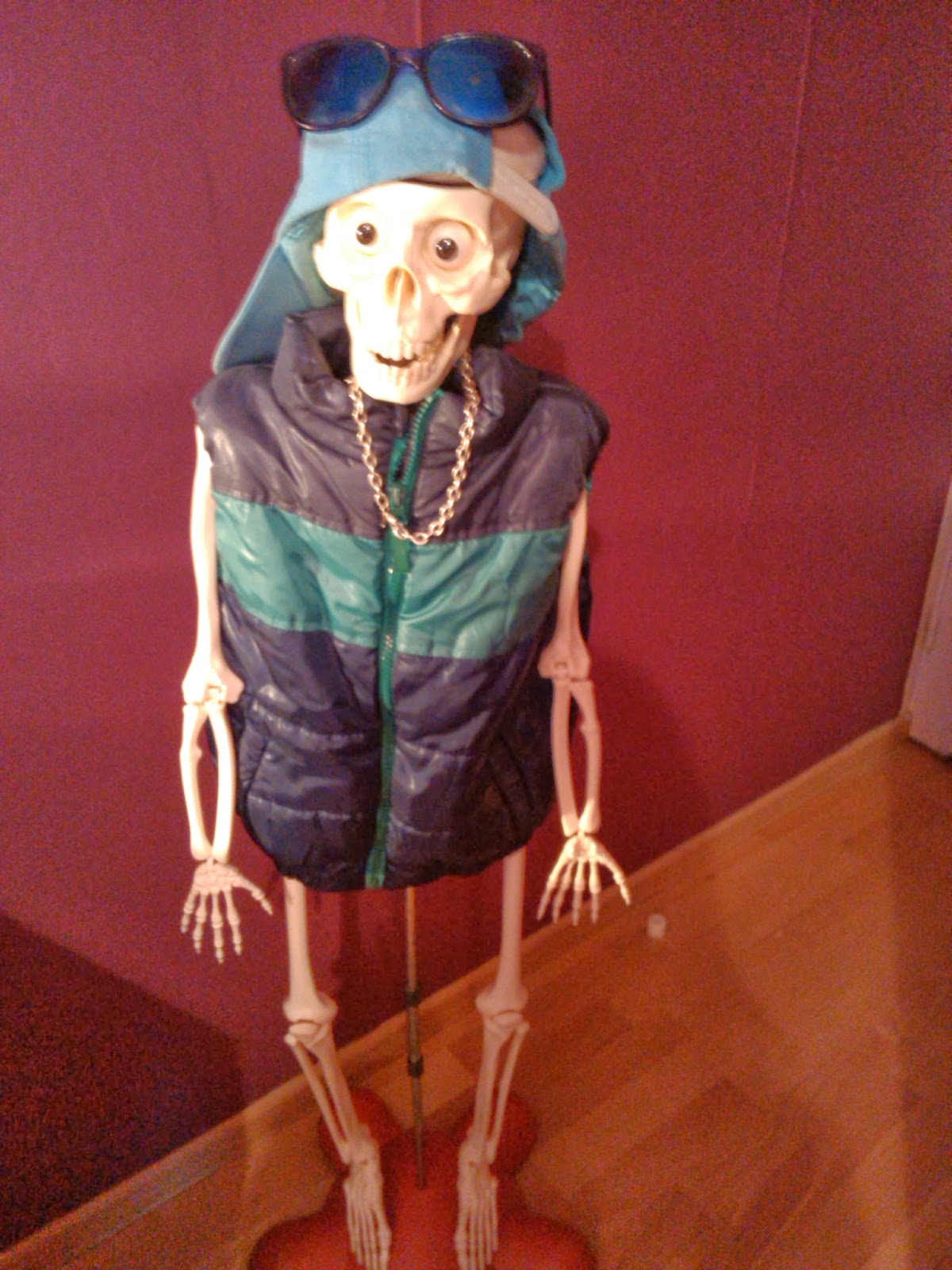 Maxime Deyts et les Arts Plastiques LE SOCLE PREND LA GROSSE TETE. (6ème)