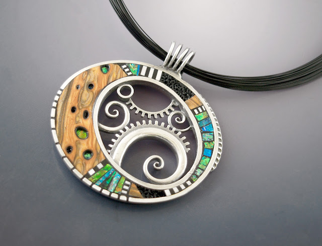 http://3.bp.blogspot.com/-WS9p7G9OJFU/T-oexYBgKHI/AAAAAAAACN4/LbqWINY4XxY/s640/Liz_Hall_USA_FSilver_Polymer_InnerWorks_Pendant.jpg