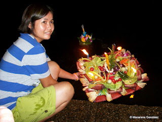 LOY KRATHONG. FLORES EN EL AGUA, BANGKOK. TAILANDIA