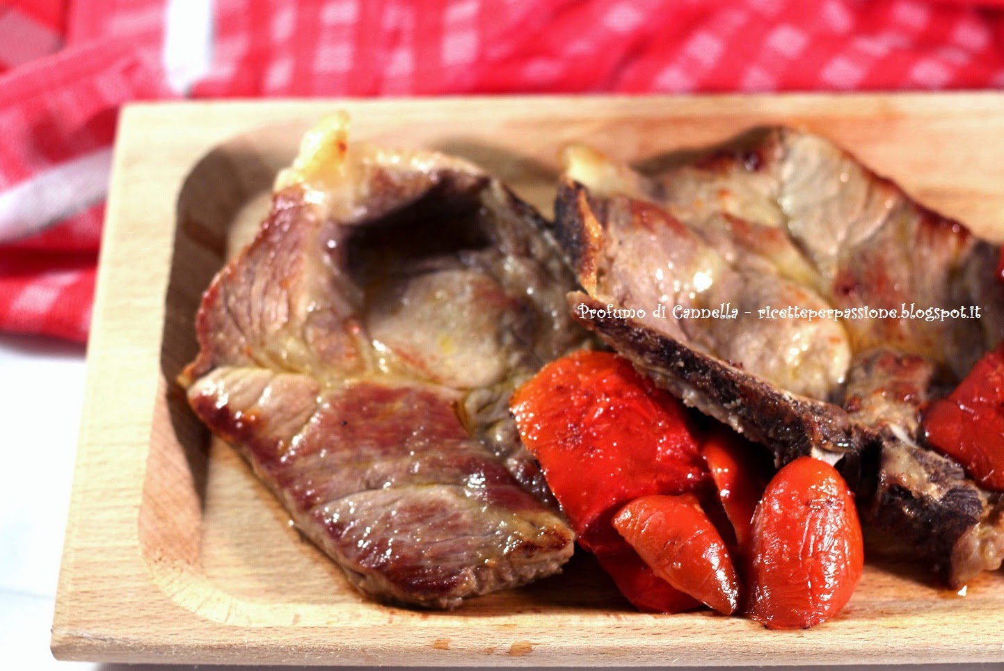 bistecca di collo con peperoni sott'aceto - gennaio, il mese del maiale