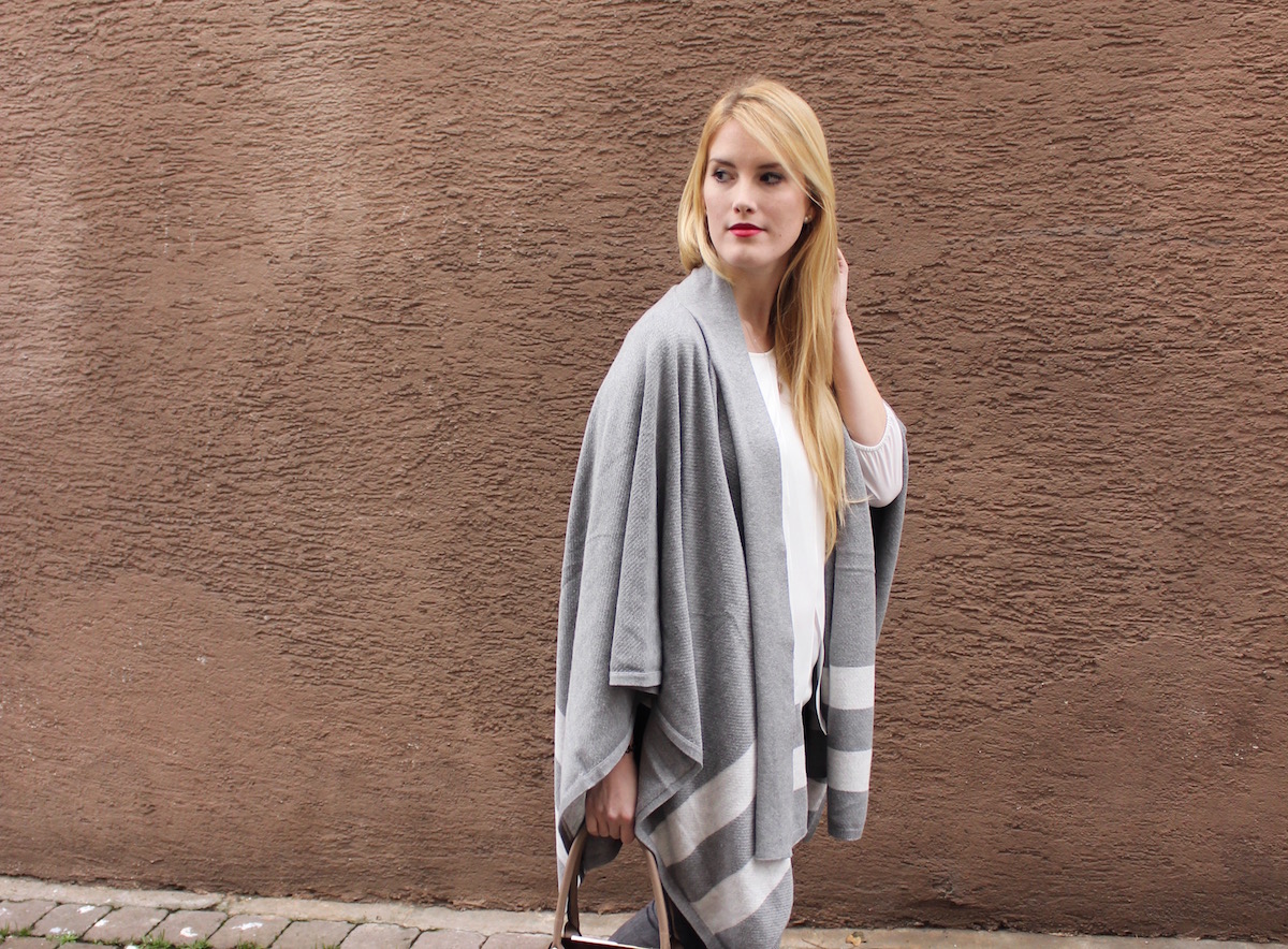 Fashion Look Outfit of the Day Cape grau weiß TheBlondeLion Pom Pom Tasche Fashion Look Outfit of the Day Cape grau weiß TheBlondeLion Pom Pom Tasche