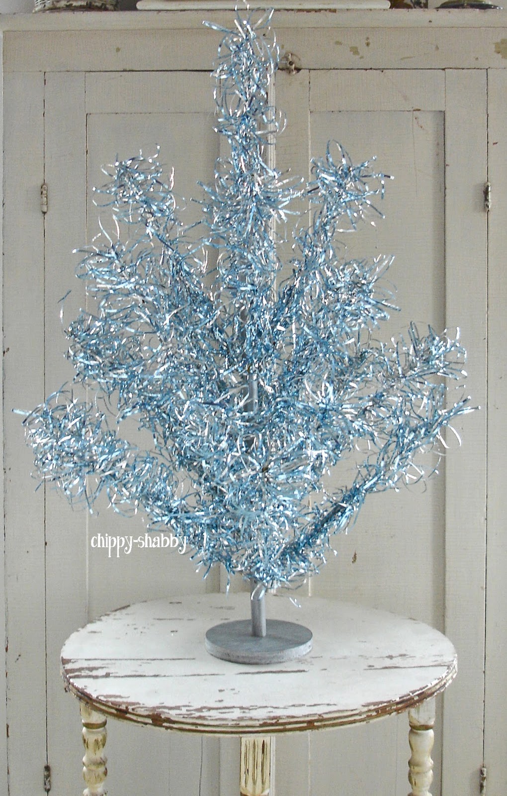 ChiPPy! SHaBBy! OMG!!! SpArKliNg BLUE VINTAGE CHRISTMAS TREE!!!