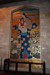 Na Basílica da Anunciação, em Nazareth, vários países ofertaram painéis com imagens da Virgem Maria