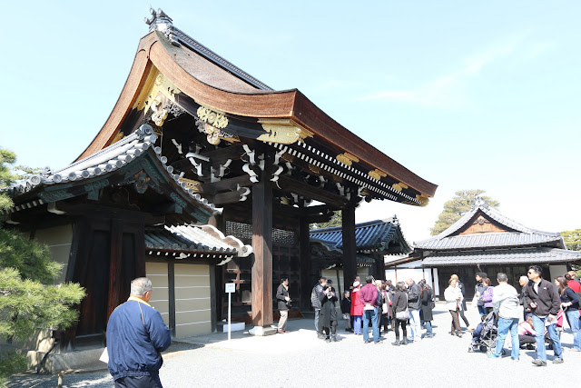 The side view of Kenreimon which is one of the main entrance gates from the outer to the inner courtyard at Kyoto Imperial Palace in Kyoto, Japan The side view of Kenreimon which is one of the main entrance gates from the outer to the inner courtyard at Kyoto Imperial Palace in Kyoto, Japan