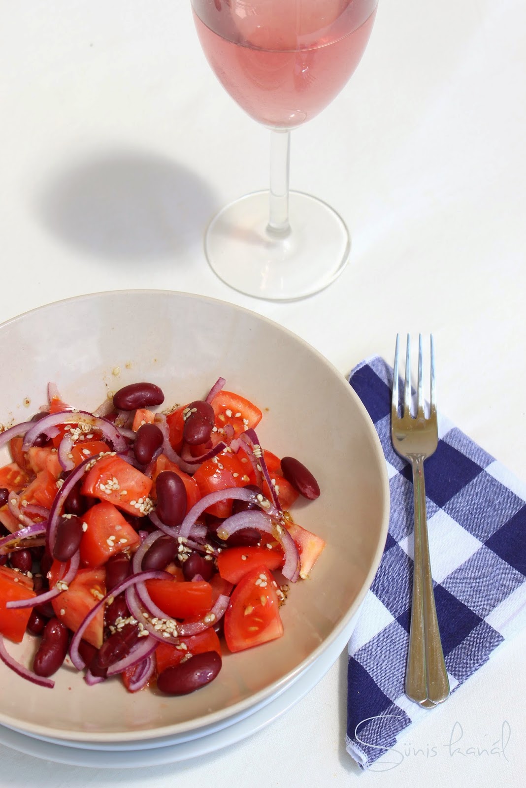 Sünis kanál Vörösbab saláta paradicsommal