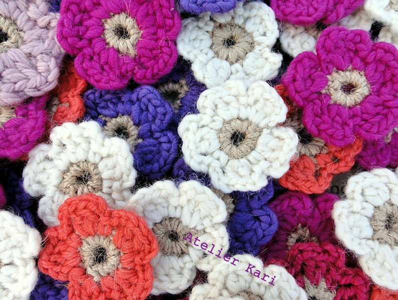 Atelier kari naturdekorasjoner og kranser: med heklede blomster ...