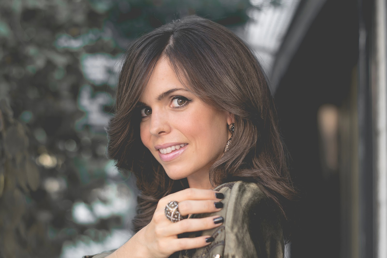 Look de noche con kimono de Mango y shorts de cuero de Zara