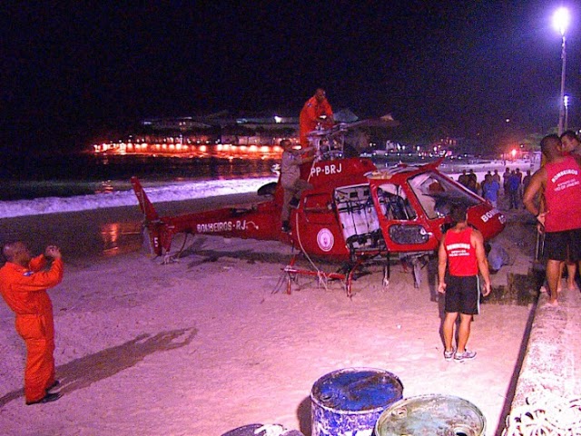 Helicóptero que afundou em Copacabana é retirado do mar