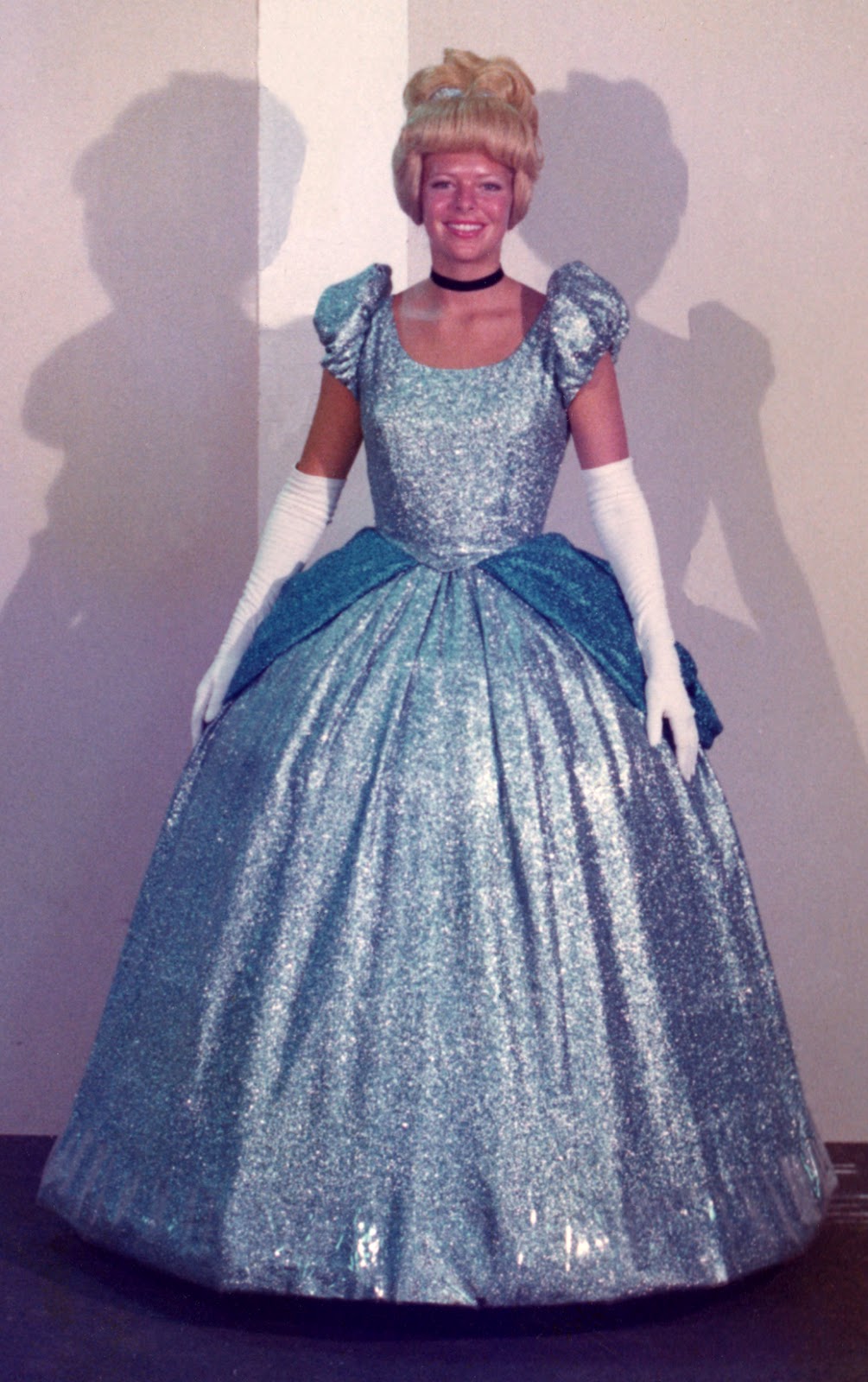 Nouvelles robes pour les princesses? - Page 14 Cinderella+at+Disneyland,+1973