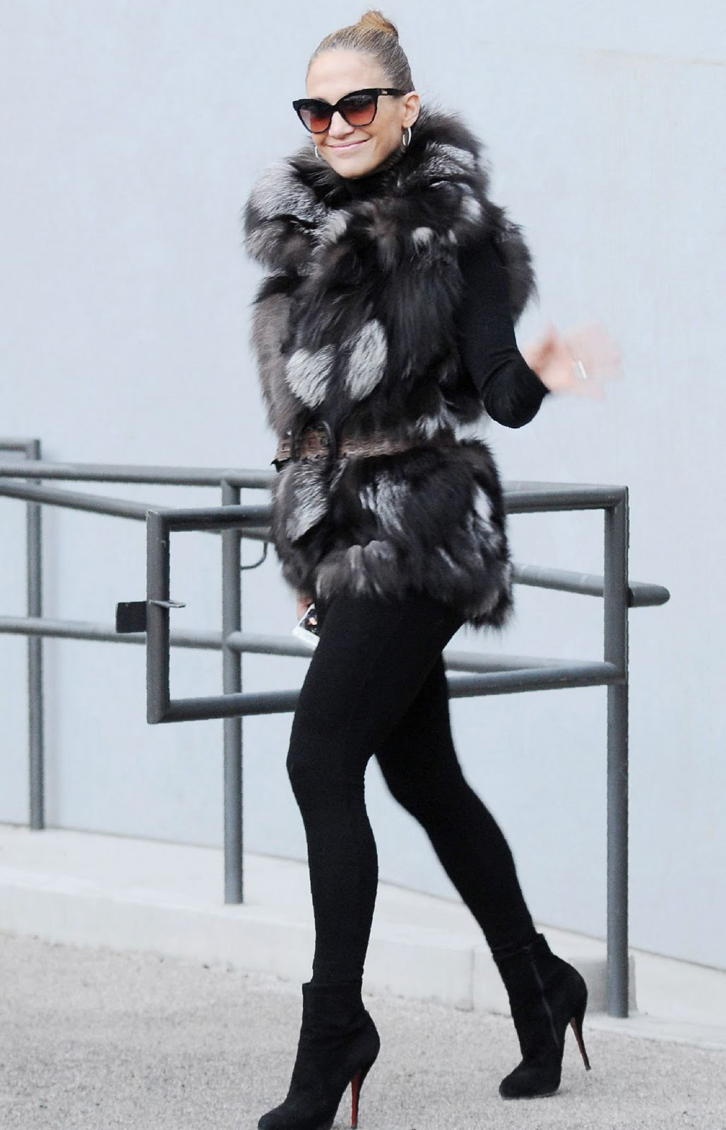 تجميعي 2013 Jennifer Lopez Style  La+modella+mafia+Jennifer+Lopez+belted+fur+2