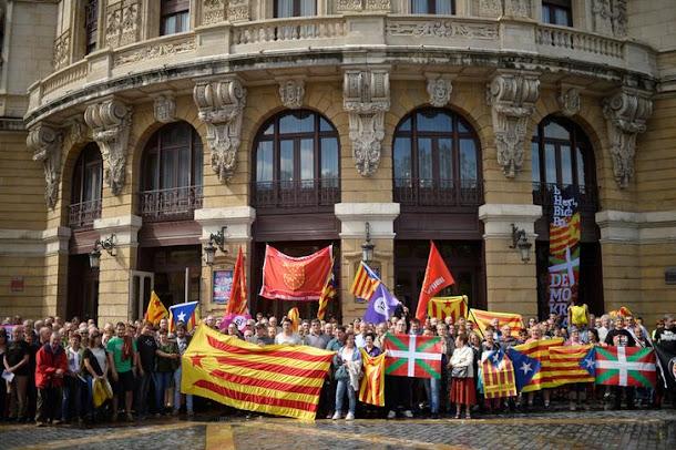 9月11日是加泰隆尼亞「民族日」(Diada),紀念1714年西班牙攻陷巴塞隆納,活躍人士經常用這一天來表達加泰隆尼亞獨立訴求。圖為支持獨立公投的民眾,高舉旗幟表達訴求。 9月11日是加泰隆尼亞「民族日」(Diada),紀念1714年西班牙攻陷巴塞隆納,活躍人士經常用這一天來表達加泰隆尼亞獨立訴求。圖為支持獨立公投的民眾,高舉旗幟表達訴求。