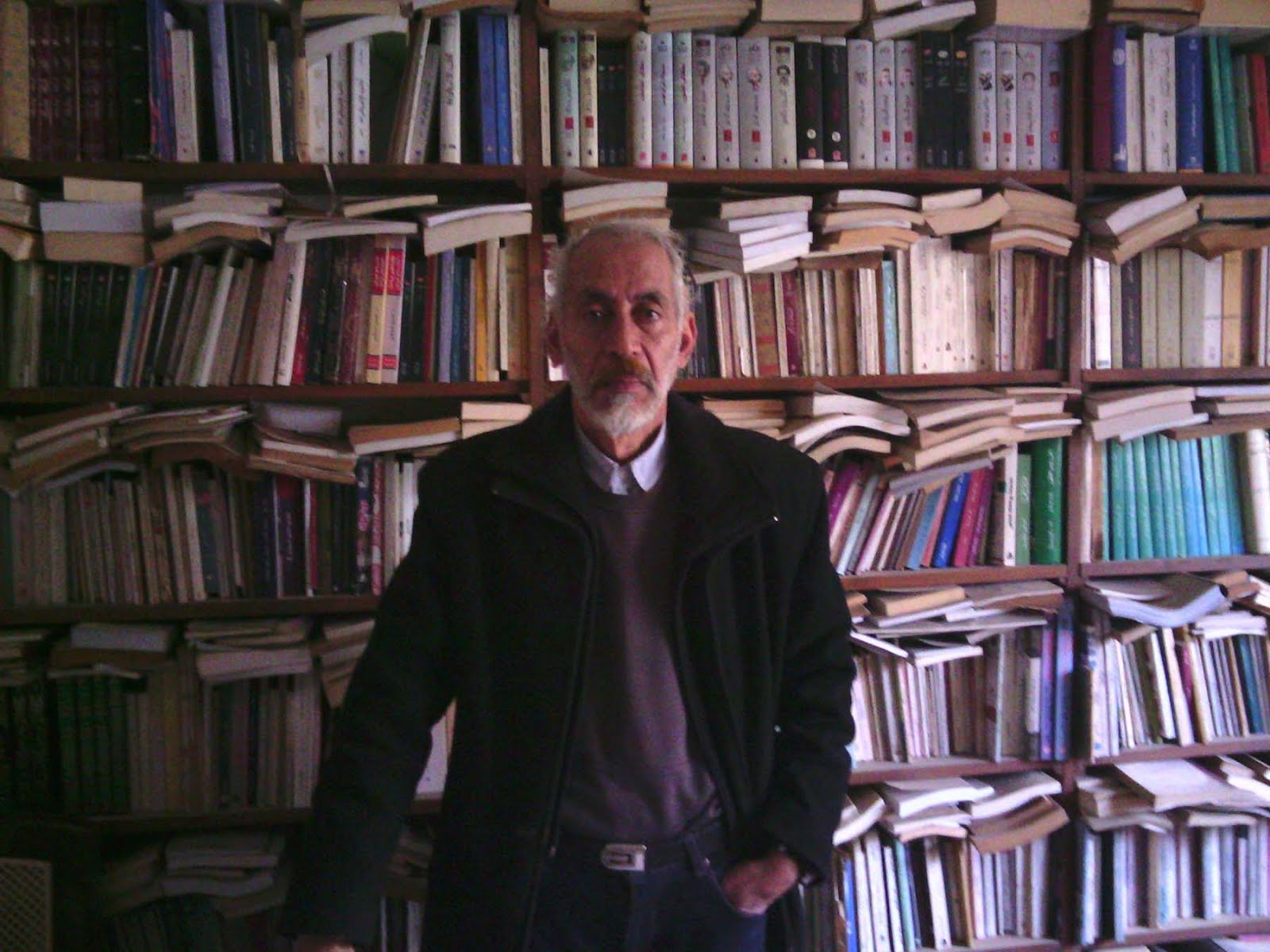 محمد آدم في مكتبته الشخصية