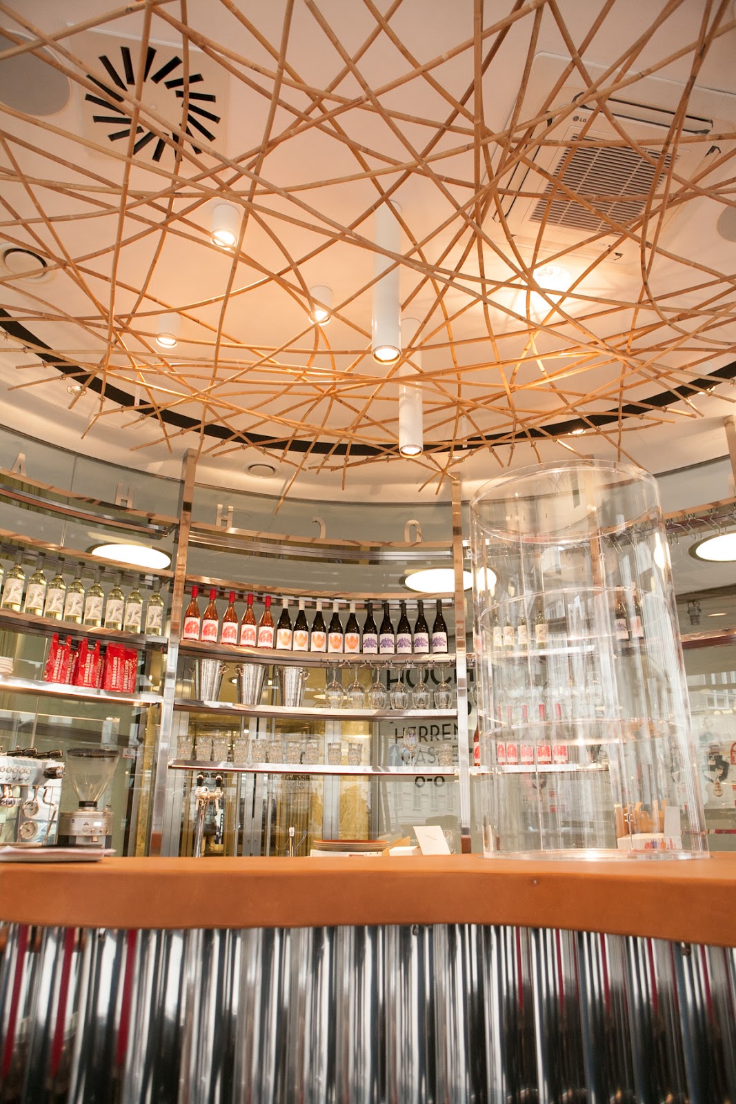 Vienna, un piccolo bar con una grande vista Sulle Strade del Mondo