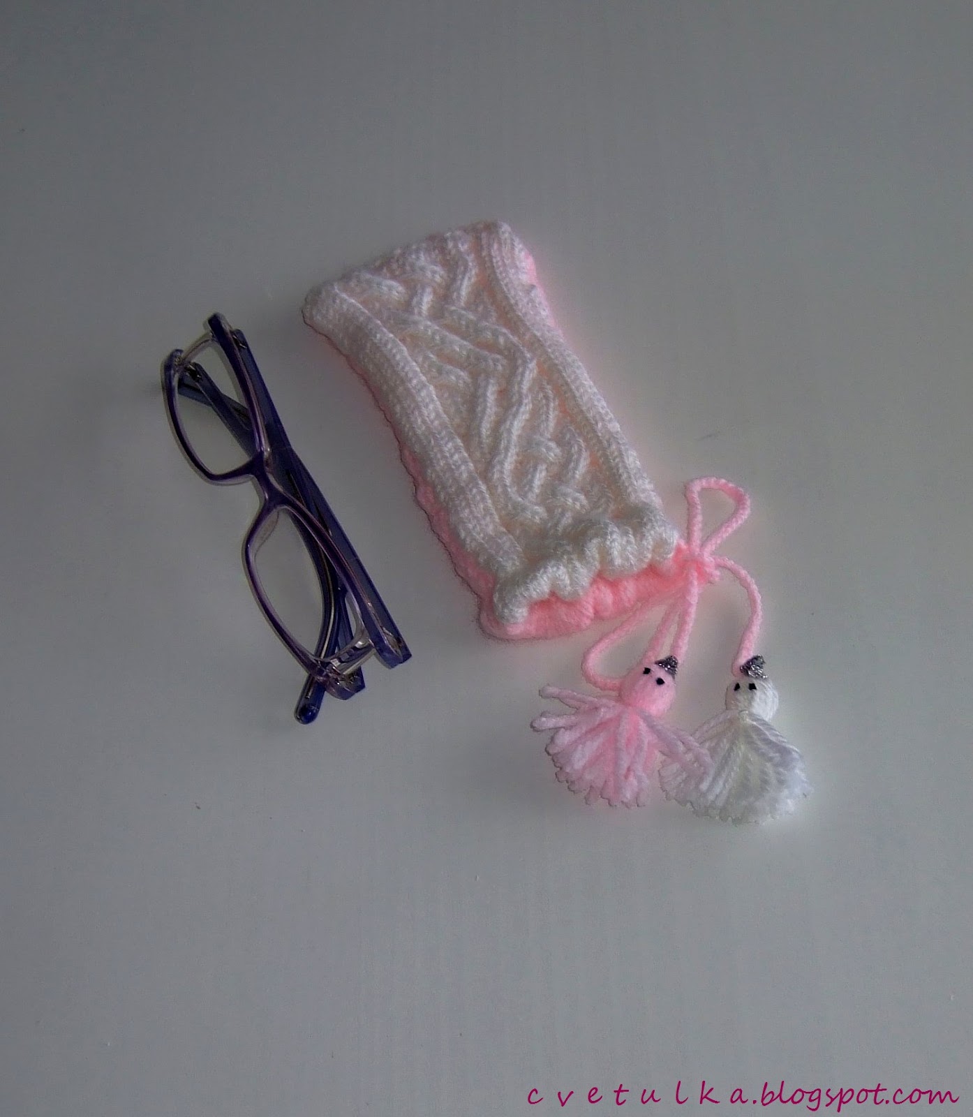 crochet hook. - yarn in white and pink. - tapestry needle. Pattern: