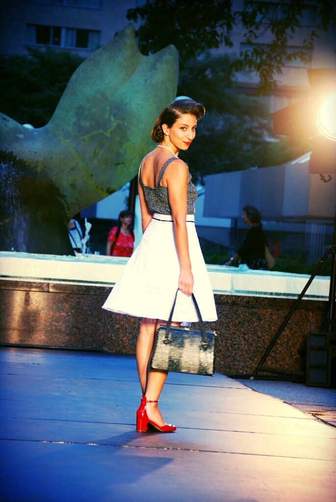 heels retro vintage fashion show runway catwalk polka dot top white skirt red festival mode design Montreal Grace Kelly 