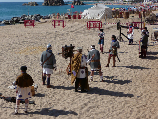 Историческая реконструкция в Бланесе. Римляне готовятся к стрельбам. Историческая реконструкция в Бланесе. Римляне готовятся к стрельбам.