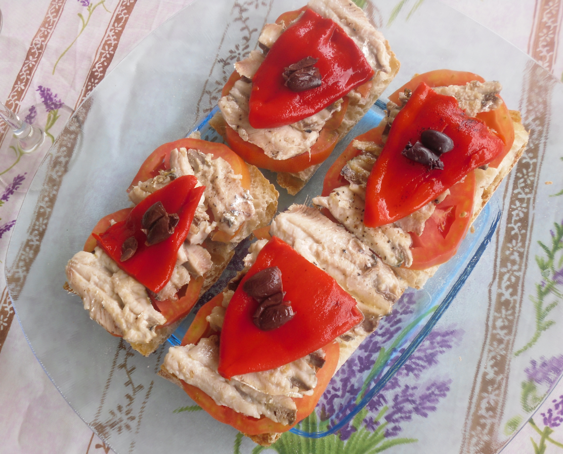 LA COCINA PLURAL PAN DE CRISTAL, TOMATE COR DE BOU Y LOMOS DE SARDINA