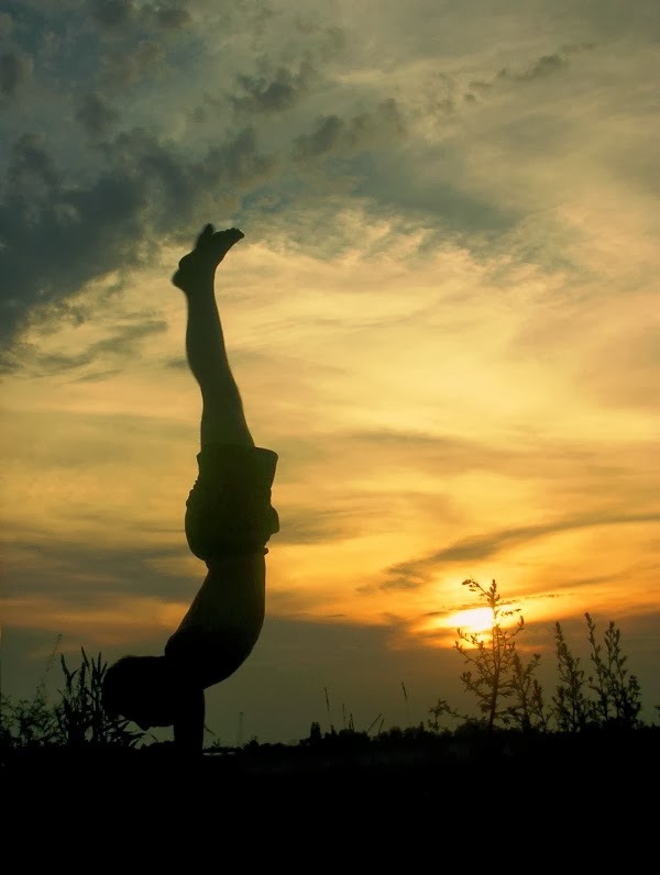 Gimnastyczka Stycznia 2014 Jednak mozemy stanie na rekach nauka stania na rekach wymaga oczywiście przygotowania dloni, nadgarstkow, ramion i barkow. gimnastyczka