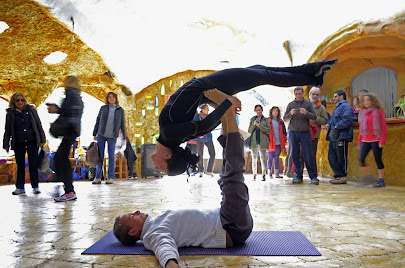 acro yoga en dhara kumara