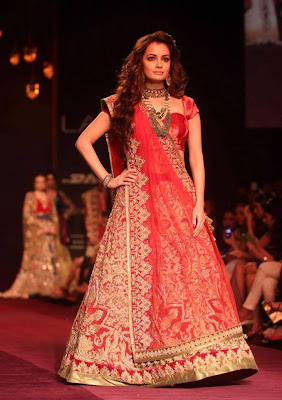 Dia Mirza walks on ramp for Shyamal and Bhumika at the LFW W/F 2013