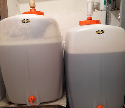 Les deux cuves de fermentation, à gauche, la blonde, à droite, l'ambrée.