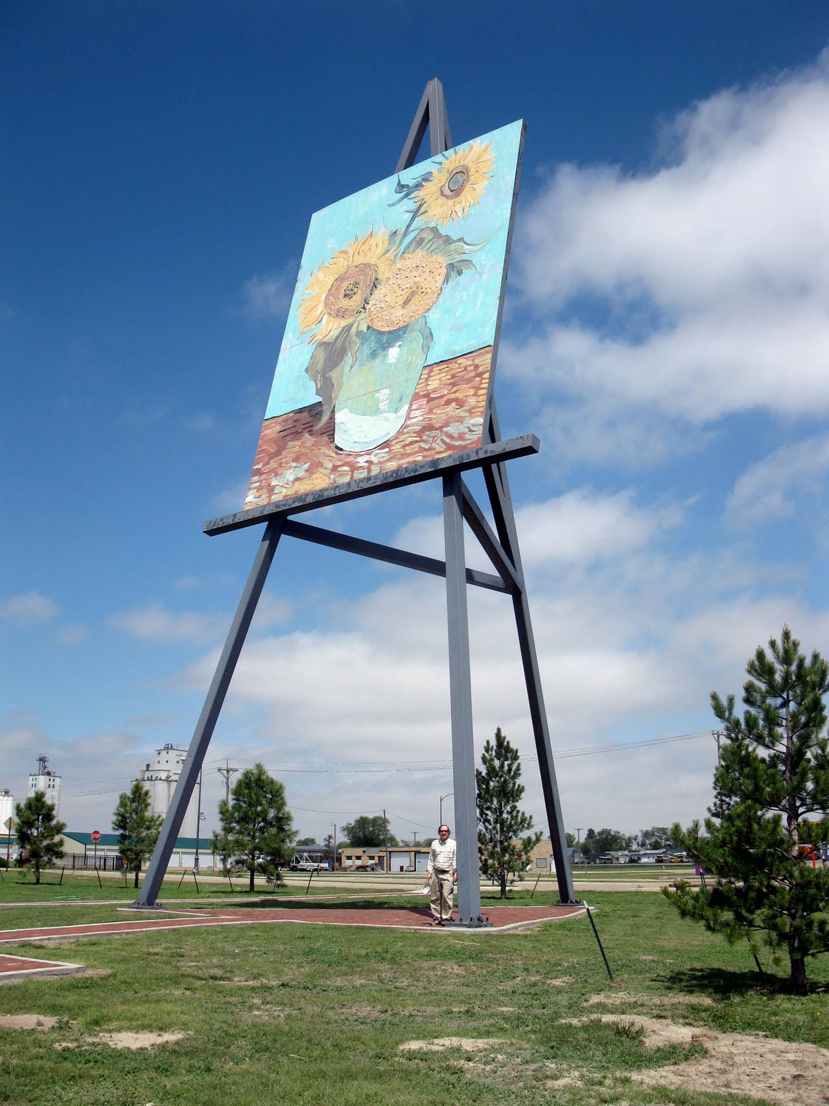 Eccentric Roadside The big picture The World's Biggest Easel of
